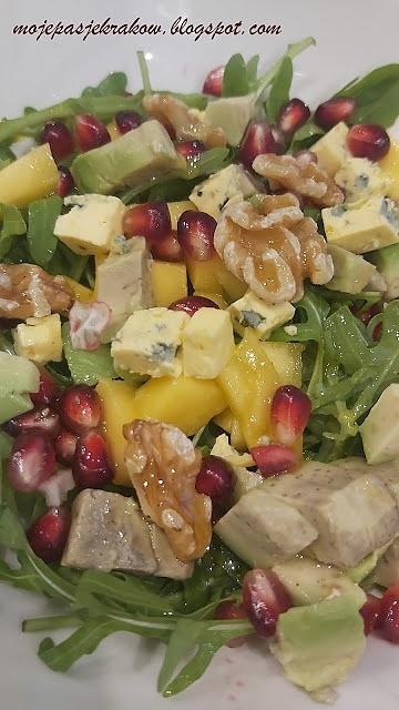 Sałatka z gorgonzolą, mango, awokado i granatem
