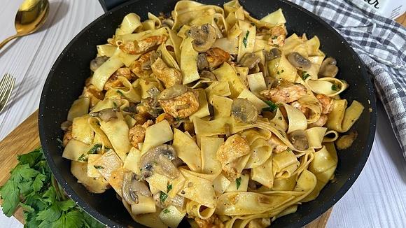 Makaron z kurczakiem i pieczarkami