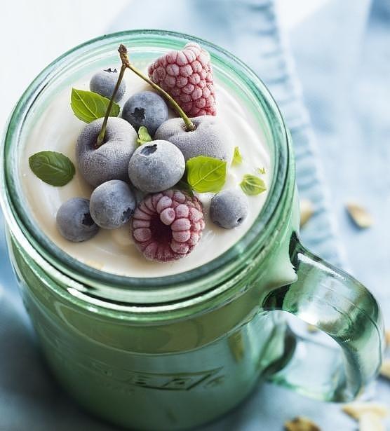 Koktajl z mango i masłem orzechowym dla zdrowych zębów