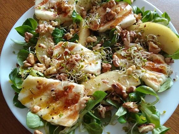Sałatka z serem halloumi i gruszką