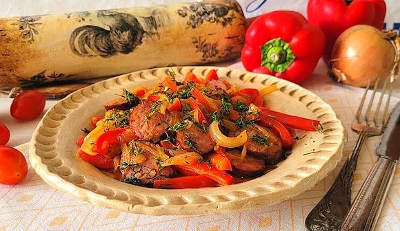 Kiełbasa z cebulą i papryką na patelni