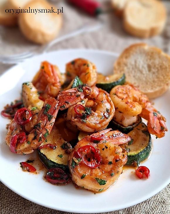 Krewetki z cukinią i chili - smażone, prosty przepis