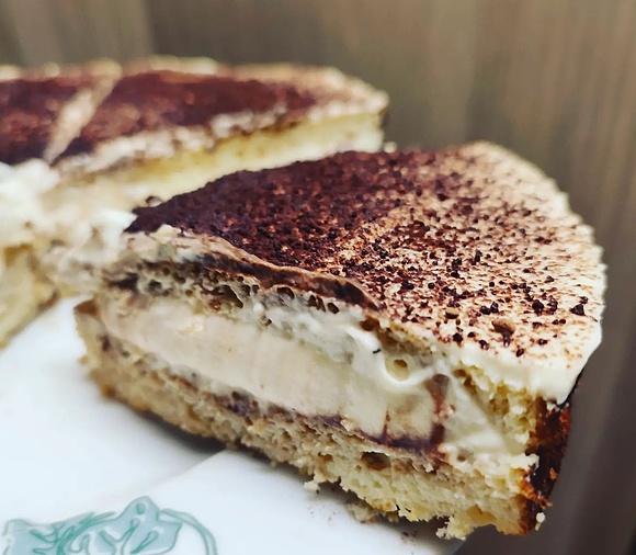 Keto tiramisu z mascarpone i jajami