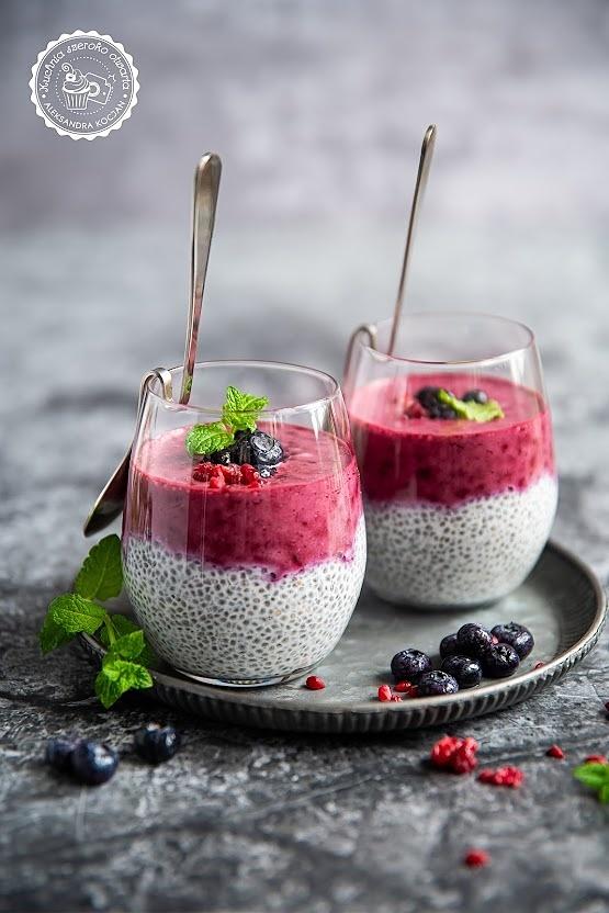 Jogurtowy deser chia z jagodami i malinami