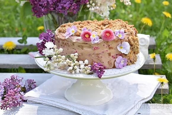 Kawowy tort z serkiem mascarpone i malinami