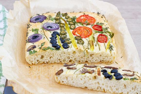 Focaccia jak obraz z warzyw i ziół – włoski przepis