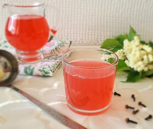 Domowy kompot z rabarbaru