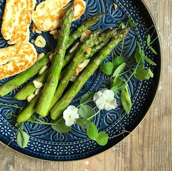 Szparagi z patelni z serem halloumi