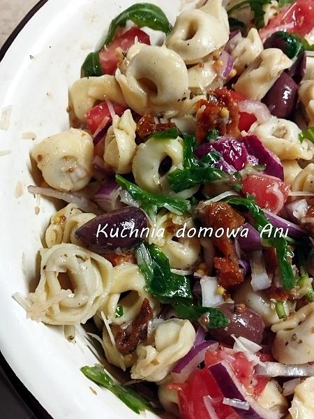 Sałatka z tortellini i suszonymi pomidorami