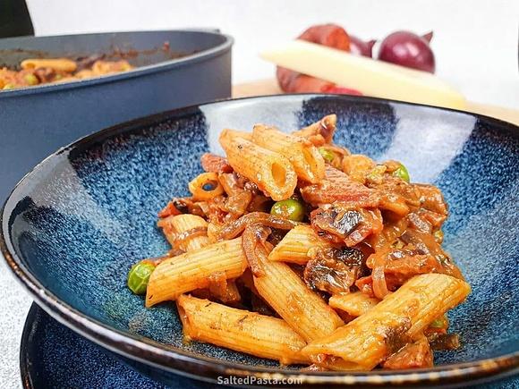 Makaron z chorizo, groszkiem i czerwoną cebulą