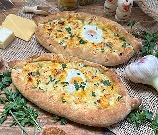 Chaczapuri – gruzińskie ciasto z serem i jajkiem