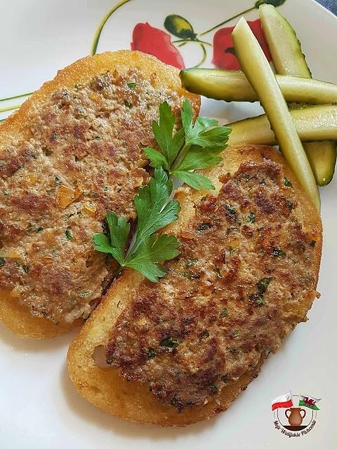 Pajda chleba z mięsem mielonym