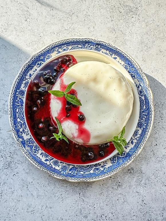 Panna Cotta z jagodami i werbeną