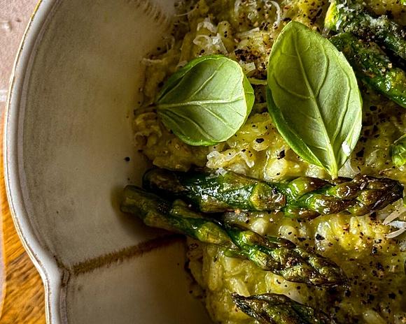 Kremowe risotto ze szparagami i bazylią