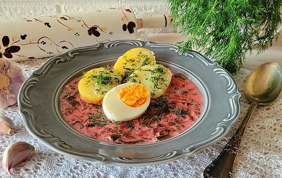 Botwinka z jajkiem i młodymi ziemniakami