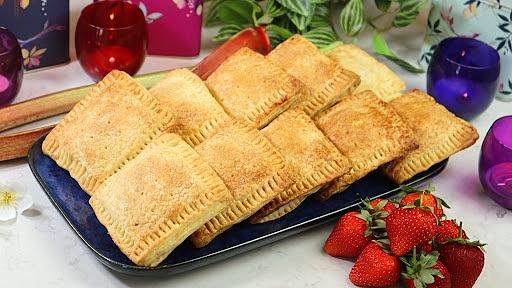 Ciastka z ciasta francuskiego z rabarbarem i truskawkami