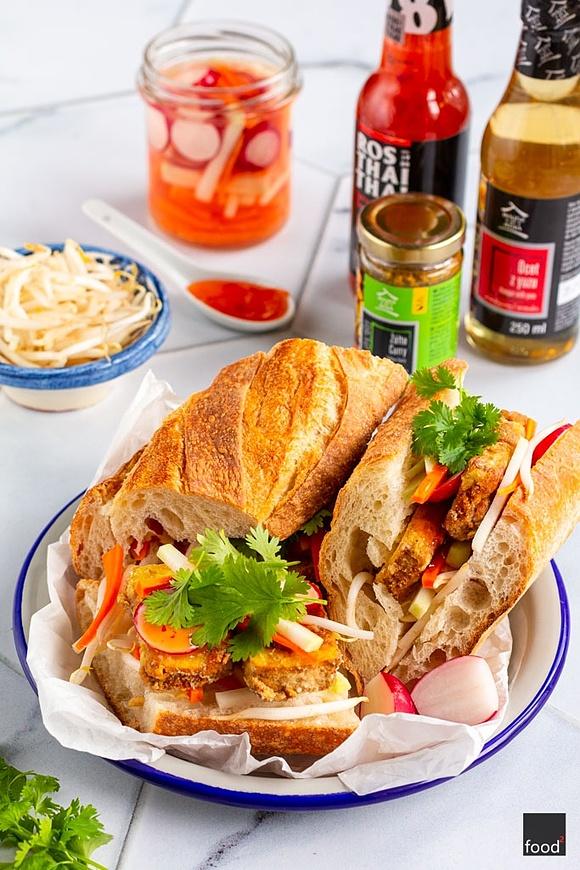 Banh mi z chrupiącym tofu i piklowanymi warzywami