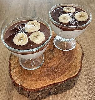 Deser na skyrze z bananem, miodem i masłem orzechowym