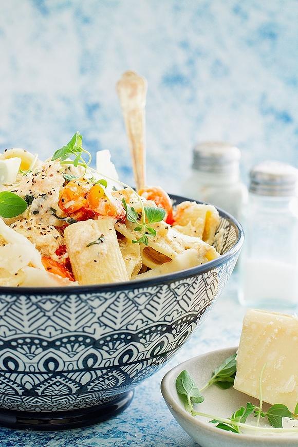 Rigatoni z ricottą i pieczonym łososiem