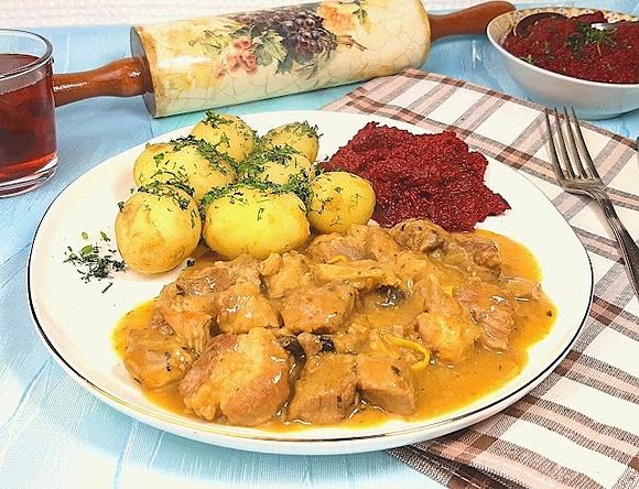 Gulasz z karkówki z młodymi ziemniakami