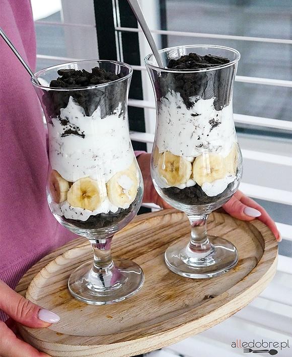 Deser z bananami, bitą śmietaną i czarnymi ciasteczkami