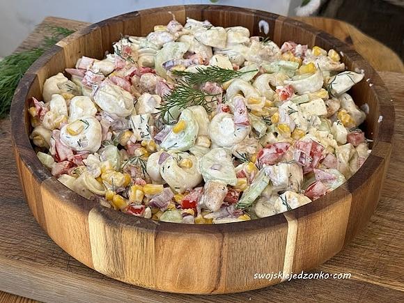 Sałatka z tortellini i kurczakiem