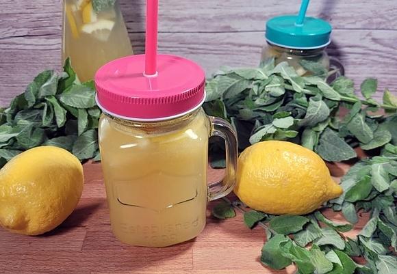 Lemoniada cytrynowa z miętą - przepis na orzeźwiający napój