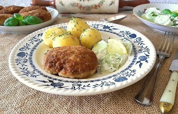 Kotlety mielone z mizerią i młodymi ziemniakami