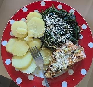 Łosoś w sezamie z surówką z granatem
