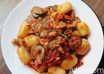 Makaron gnocchi z kurczakiem, cukinią i papryką