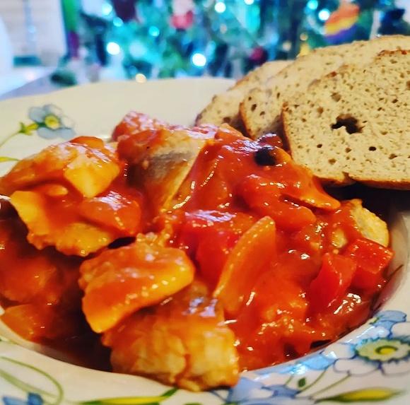 Keto śledzie w sosie pomidorowo-paprykowym