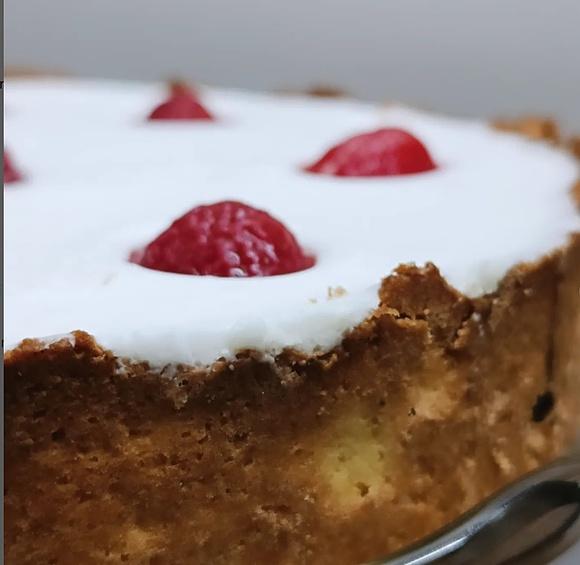 Keto tarta z kokosowym ptasim mleczkiem i truskawkami
