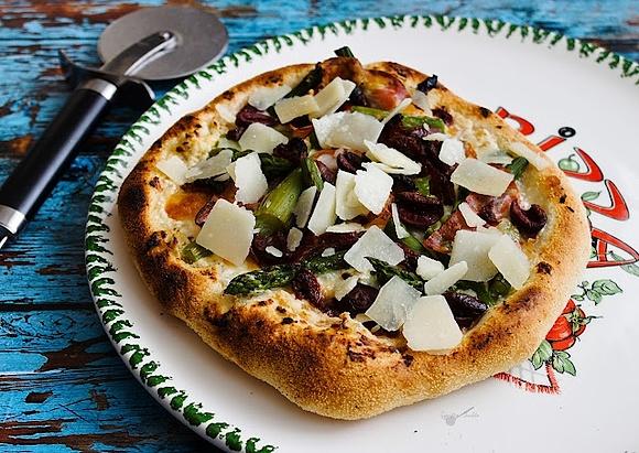 Pizza bianca ze szparagami i parmezanem