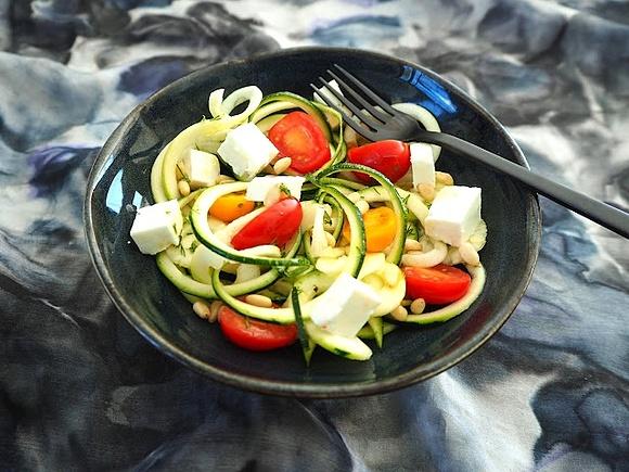 Spaghetti z surowej cukinii z pomidorkami koktajlowymi, fetą i bazylią