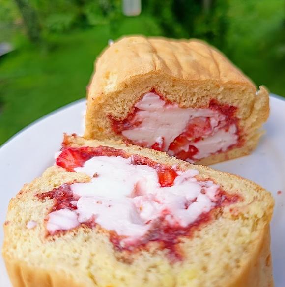 Keto rolada truskawkowa z jogurtowym nadzieniem