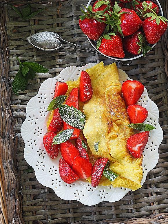 Omlet z truskawkami na śniadanie