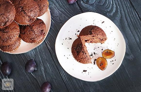 Czekoladowe muffinki ze śliwkami