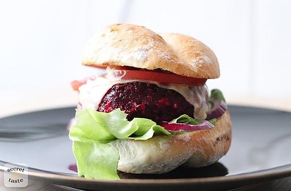 Wegetariańskie burgery z buraków