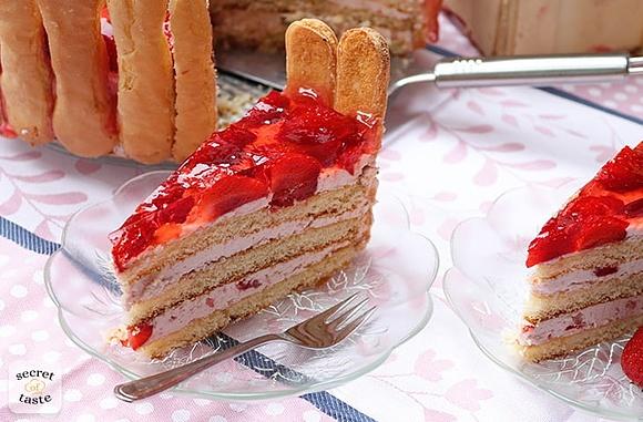Tort truskawkowy z płotkiem