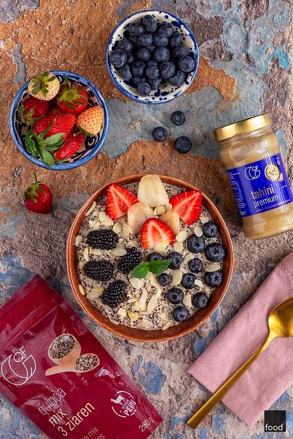 Quinoa z tahini, mleczkiem kokosowym i owocami