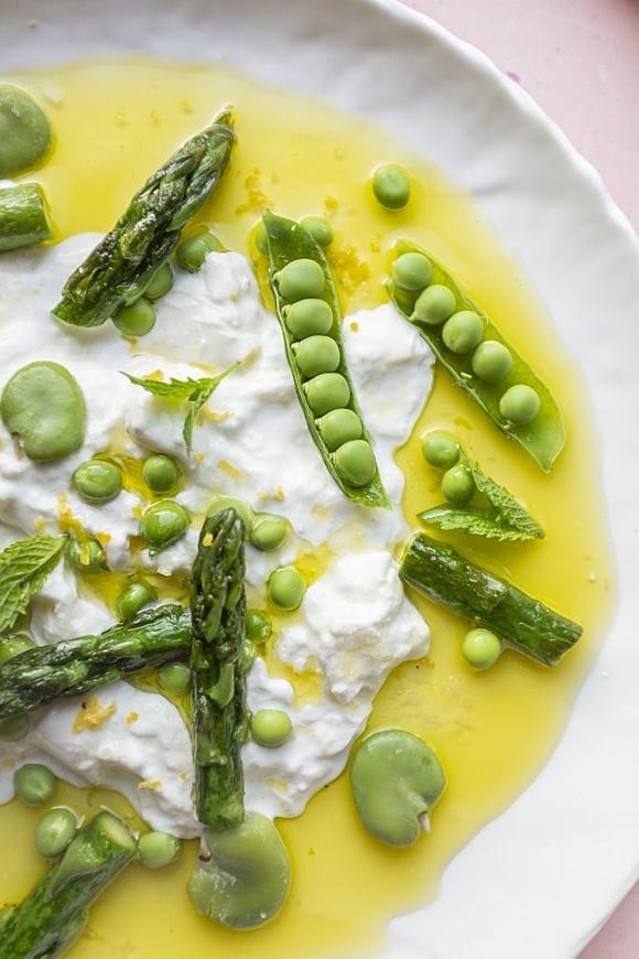 Burrata z groszkiem i szparagami