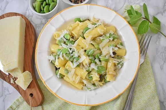 Makaron z bobem, serem pecorino i miętą