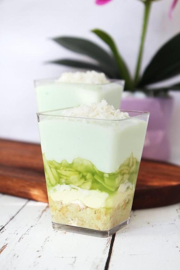 Mini deser zielone jabłuszko z jogurtem, galaretką i mascarpone