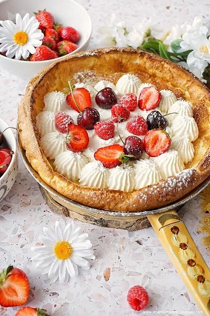 Dutch Baby z kremówką i owocami lata