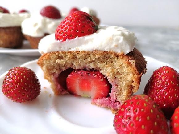 Owsiane muffinki z truskawkami i kremem jogurtowym