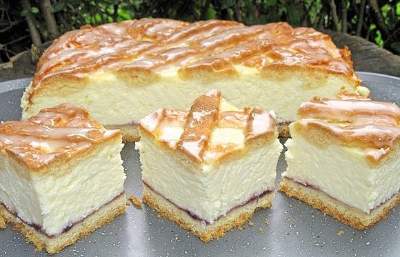 Klasyczny pyszny sernik na kruchym cieście z kratką i lukrem