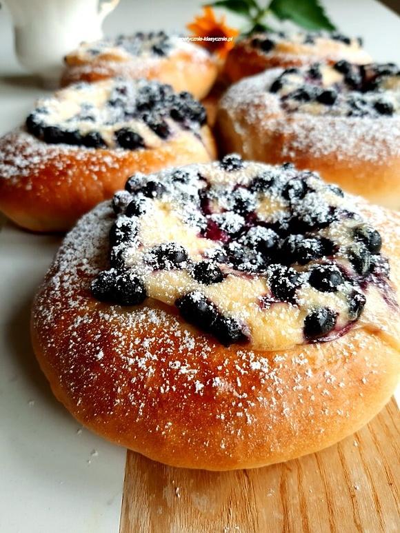 Drożdżówki z jagodami i serem