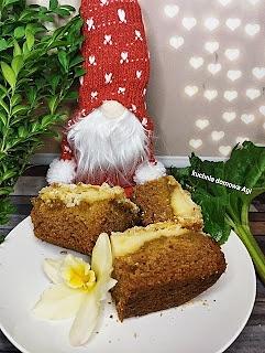 Ciasto bez jajek z budyniem rabarbarem w karmelu i kruszonką