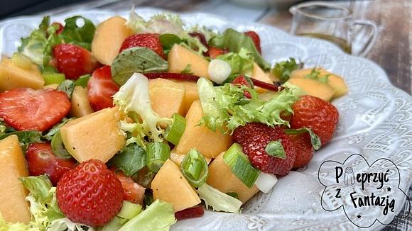 Sałatka z melonem i truskawkami