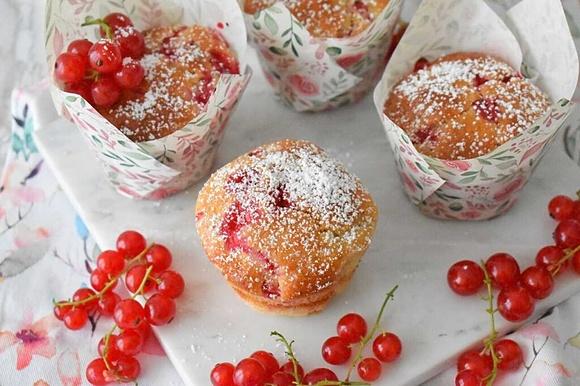 Muffiny z porzeczkami i jogurtem greckim